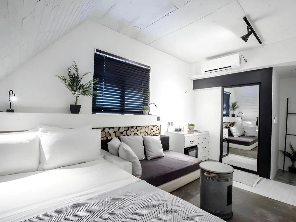 Mmmio II Design Residence Myeongdong Seoul 2*,